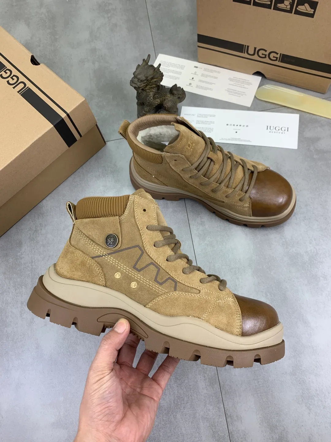 Men's men's shoes 💰P620 New arrival 🆕🆕🆕 IUGGI men's British retro Martin boots Winter new men's outdoor hiking boots First layer of cowhide on the outside and wool on the inside Comfortable and warm sole Rubber outsole Non-slip and firm Trendy and fashionable Casual and versatile Size: 39-44 Three colors A6869